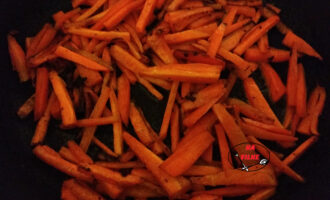 жарим до корочки морковь