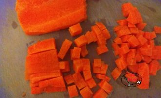 Кубиками режем морковь