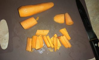 нарезаем морковь