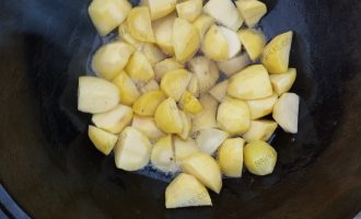 картофель в казане
