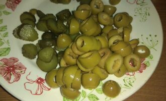 нарезаем оливки
